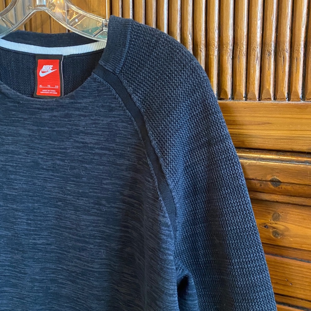 Nike Men’s Long Sleeved Pullover - Picture 4 of 11